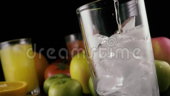 慢点苹果汁倒入杯中杯底是冰块视频的预览图