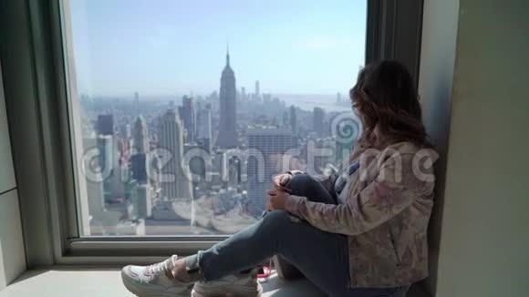 纽约曼哈顿摩天大楼的女孩视频的预览图