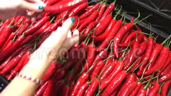 健康的有机辣椒在亚洲食品市场上新鲜的辣椒女人手选择有机辣椒蔬菜视频的预览图