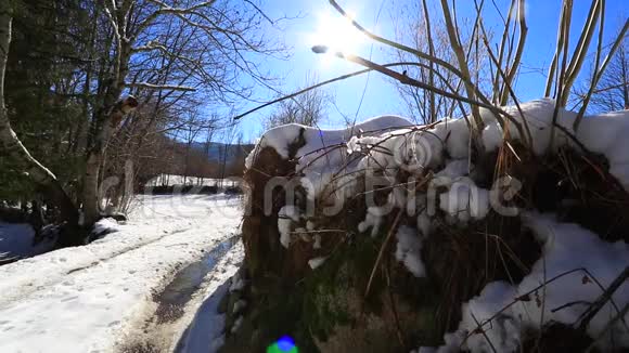 比利牛斯山脉冬天的雪道在法国的旅行中拍摄到灿烂的阳光视频的预览图