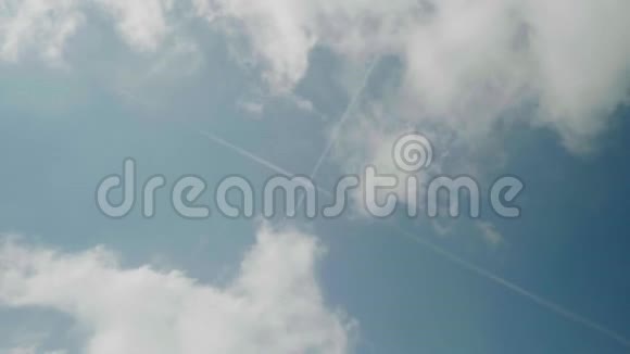 天空的概念图云层中的飞机的交叉痕迹视频的预览图