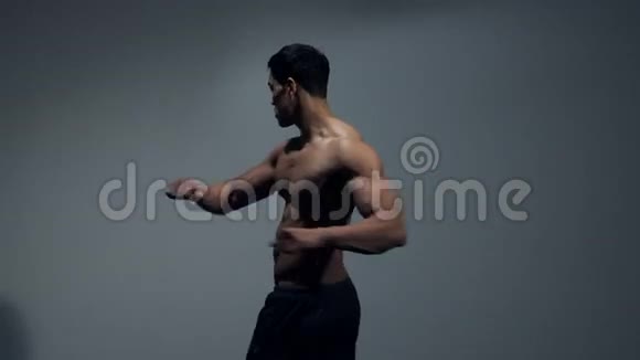 男性健身模型通过进行伸展运动显示背部肌肉视频的预览图