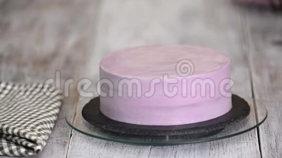 紫奶油假日蛋糕视频的预览图