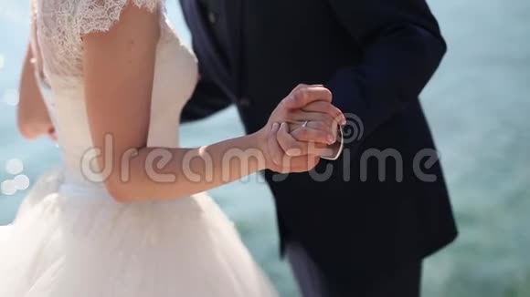 新婚夫妇手牵着海两只手牵手婚礼视频的预览图