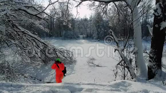 摄影师拍摄冬天的雪林视频的预览图