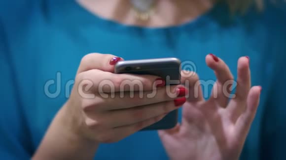 女性手按屏幕智能手机手机信息视频的预览图