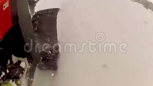 摩托车在雪地上滑行视频的预览图