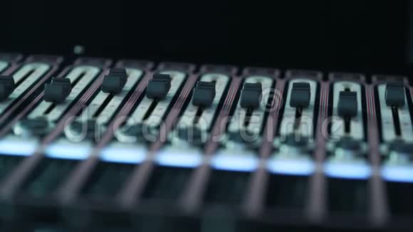音板旋钮创造一个健全的设计DJ工作场所音响工程师工程视频的预览图
