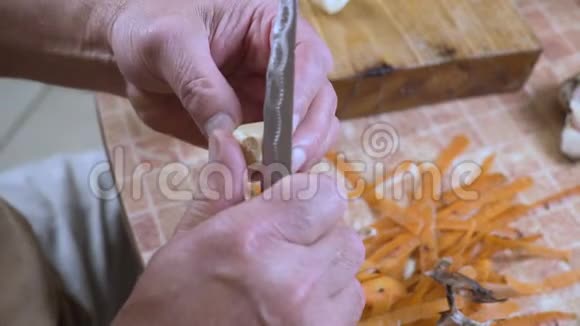 一个男人正在桌子上的切割板上清洗大蒜视频的预览图