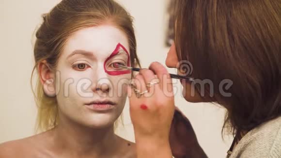 化妆师在脸上画红线视频的预览图