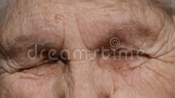 老妇人看着相机微笑特写视频的预览图
