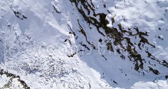 空中飞翔在雪山山脊上的山谷中这是一座建造者户外冰雪高山野生大自然视频的预览图