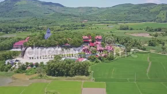 稻田和丘陵中的高全景塔建筑群视频的预览图