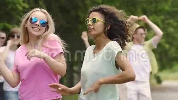 美丽的年轻女子在户外唱歌跳舞暑假青春视频的预览图