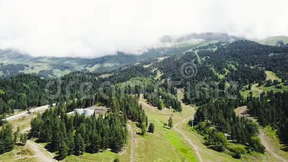 美丽的青山景观与树木森林覆盖山区的俯视图视频的预览图