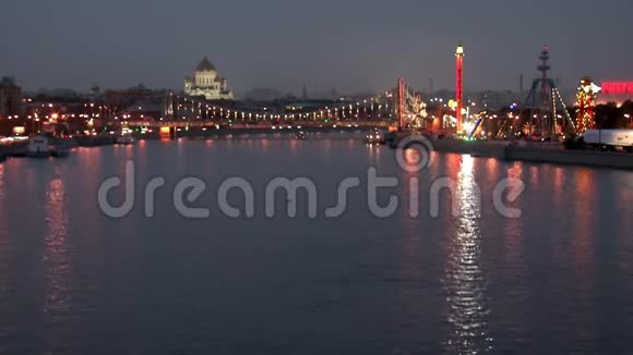 俄罗斯傍晚克里米亚桥在莫斯科河上悬挂视频的预览图