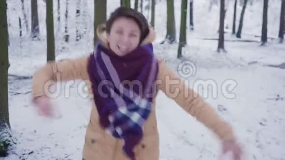 冬林幸福的年轻女子跳跃和舞蹈视频的预览图