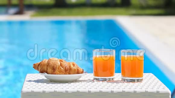 游泳池旁的美味早餐视频的预览图