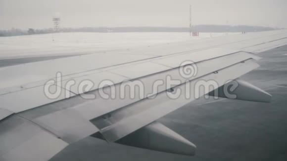 从飞机机翼上的窗户看飞机正在跑道上飞行准备起飞视频的预览图