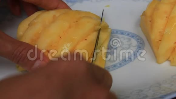 女孩用刀切菠萝视频的预览图