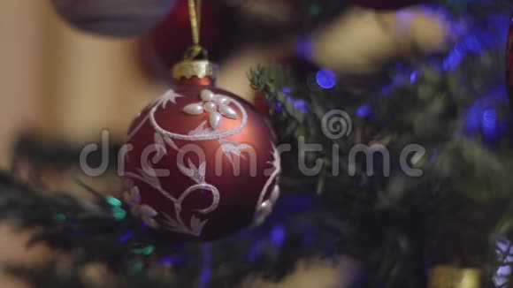 圣诞树上红白相间的圣诞和新年装饰摘要模糊的博克假日背景眨眼视频的预览图