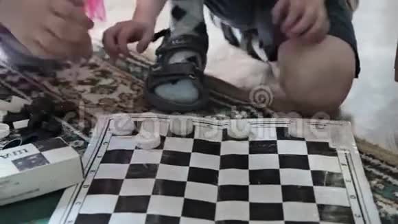 孩子们玩跳棋视频的预览图