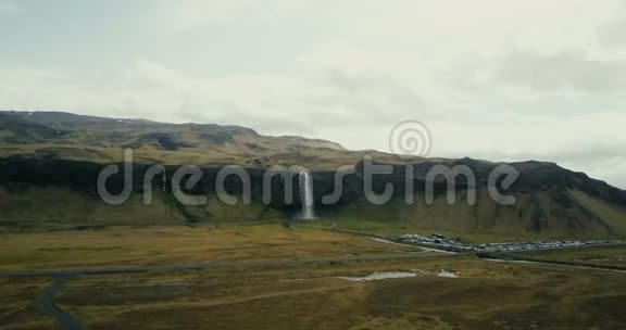 鸟瞰山谷和Seljalandsfoss瀑布科普特飞过冰岛著名的旅游胜地视频的预览图