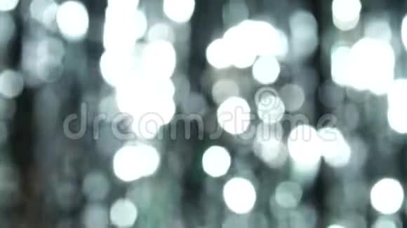 抽象闪亮的背景与银离焦Bokeh在闪亮的灯光下美丽的动态背景圣诞节主题视频的预览图