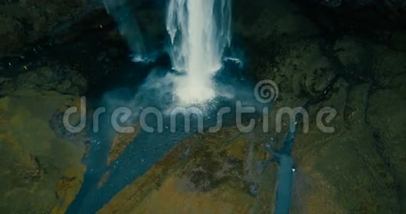 科普特飞过冰岛强大的瀑布Seljalandsfoss美丽的水景倒下了视频的预览图