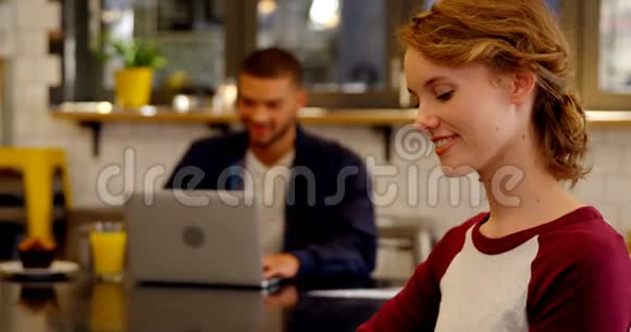 在办公室自助餐厅工作的微笑女经理4k视频的预览图