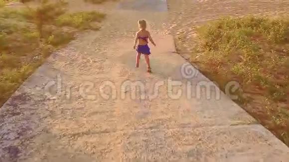 日落时分小女孩沿着落基小道奔跑视频的预览图