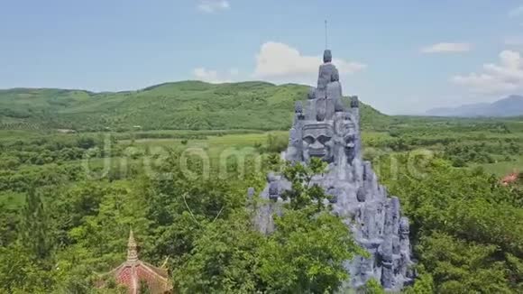 佛寺上方的神奇巨型雕塑视频的预览图