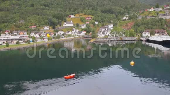 港口和岸上定居点的水域挪威Hellesylt视频的预览图