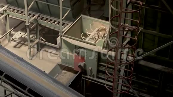 机器工作和输送线输送沙子工业用传送带陶瓷工厂设备视频的预览图