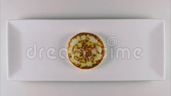 白色长方形盘子上的煎饼视频的预览图