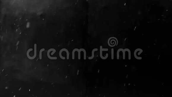 从左到右落下真正的雪花在黑色背景上拍摄视频的预览图