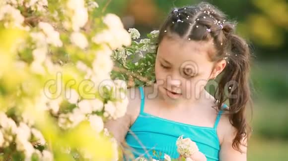 小女孩的特写在夏天的草地上享受着花香视频的预览图
