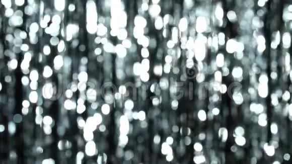 抽象闪亮的背景与银离焦Bokeh在闪亮的灯光下美丽的动态背景圣诞节主题视频的预览图
