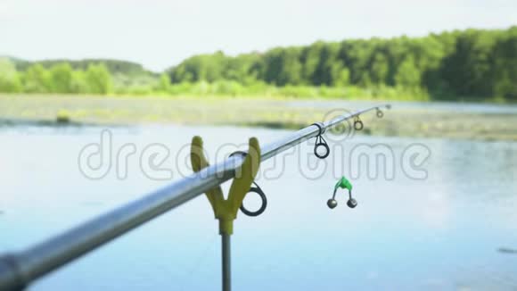 专业钓竿等待水河上的叮咬夏日湖上钓竿视频的预览图