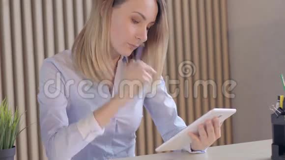 年轻的商务女性在时髦的时髦人士的共享办公桌上工作使用笔记本电脑上的大数据创办办公室视频的预览图