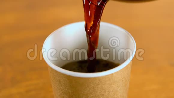 咖啡倒进一次性杯子视频的预览图