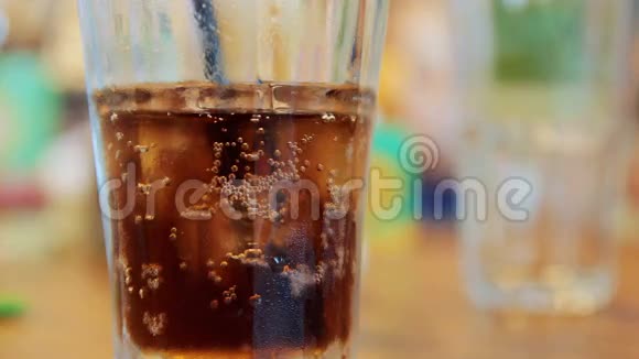 桌子上放着可乐和冰的杯子视频的预览图