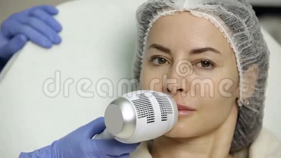 美容店的增脂术美容师在麻醉后应用感冒药视频的预览图