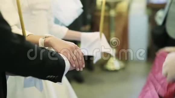牧师把手放在新婚夫妇身上视频的预览图