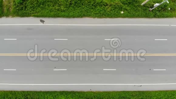 K德龙4拍摄了高速公路交通汽车卡车和摩托车运输的高空视角视频的预览图