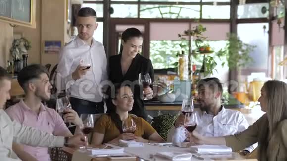 年轻的朋友在餐馆里喝红酒玩得很开心青年友谊概念视频的预览图