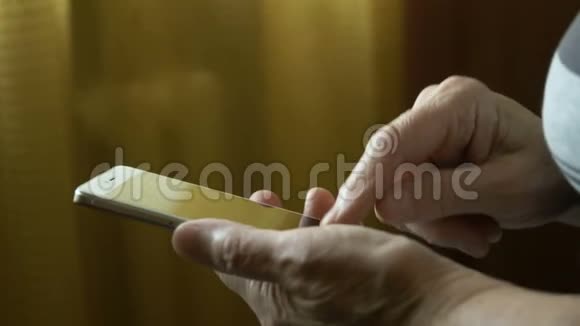 使用智能手机拍摄老女性手的特写镜头视频的预览图