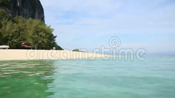 带悬崖和针叶树的沙滩透明的蔚蓝海岸视频的预览图