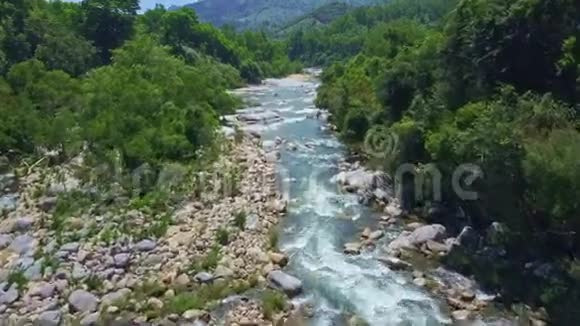 鸟瞰山河与干净的水和岩石河岸视频的预览图