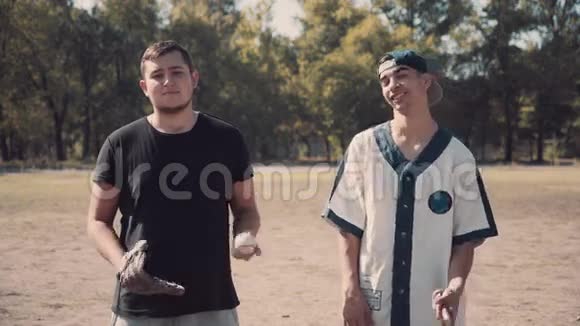 两名男子前往公园玩棒球视频的预览图